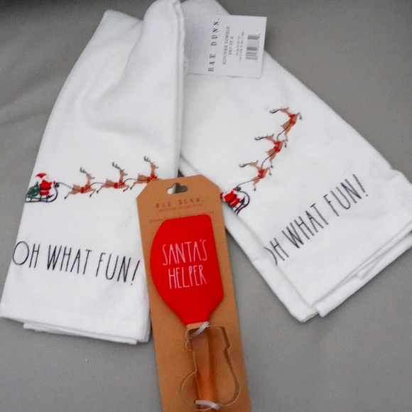 Rae DunnTwo kitchen towels spatula and a cookie cutter Rae Dunn - Picture 2 of 3